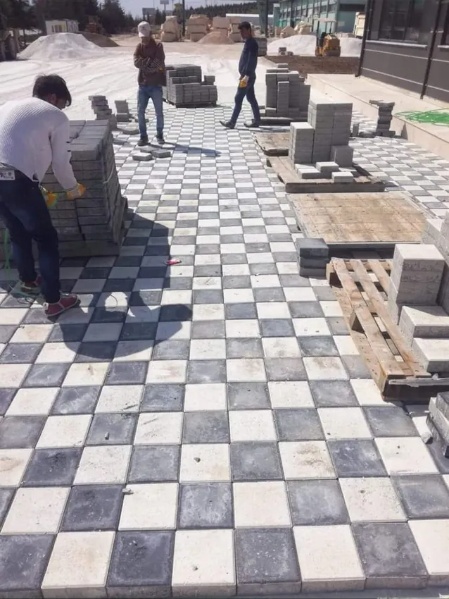 Taş döşeme sırasında saha ekibi