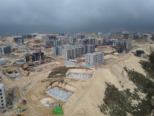 Yenişehir Evleri Arnavutköy: blokların ve şantiye alanının havadan genel görünümü